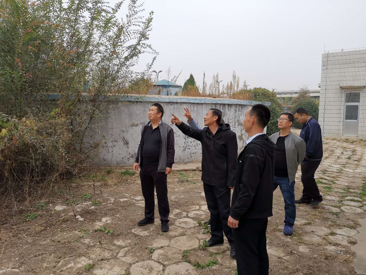 公司總經(jīng)理王建人在供水、污水生產(chǎn)一線開(kāi)展風(fēng)險(xiǎn)隱患排查 (1).jpg