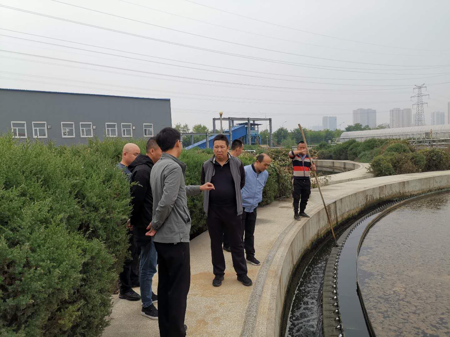公司總經(jīng)理王建人在供水、污水生產(chǎn)一線開(kāi)展風(fēng)險(xiǎn)隱患排查 (2).jpg