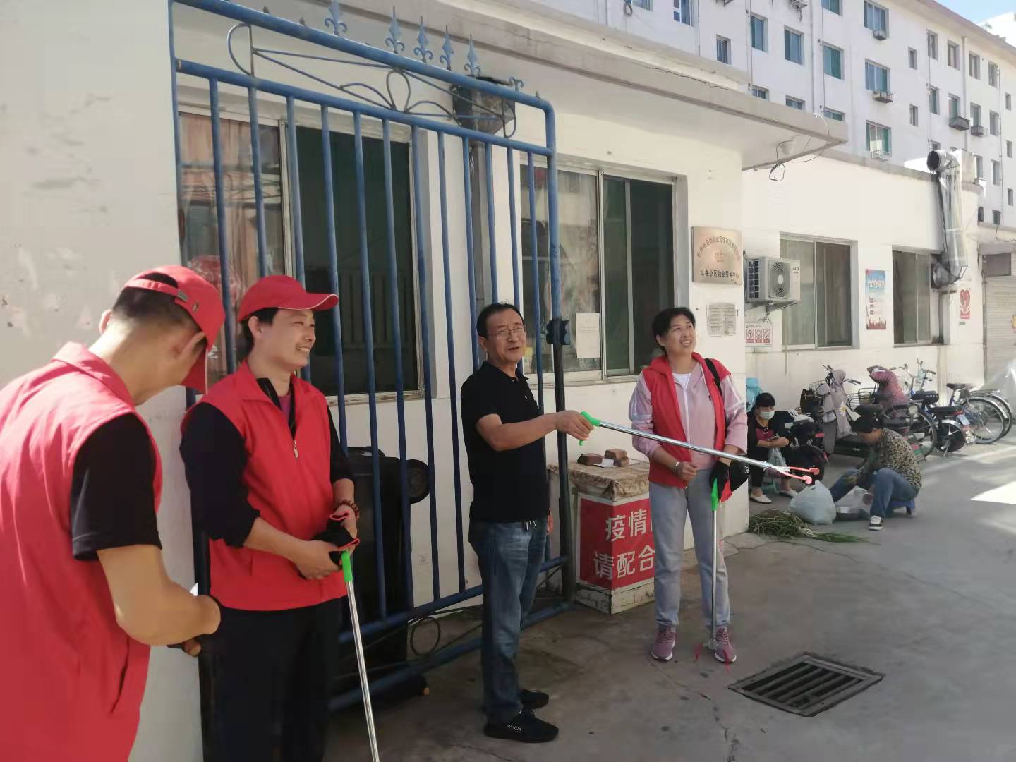 01-9月9日黨委委員、財(cái)務(wù)總監(jiān)辛建人在匯春小區(qū)檢查指導(dǎo)志愿者服務(wù).jpg